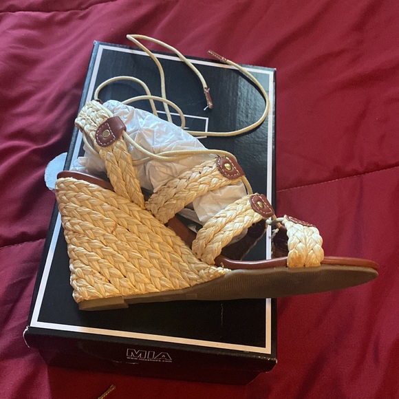 NWOT!  Very stylish woven wedge heeled sandal! - Picture 6 of 6